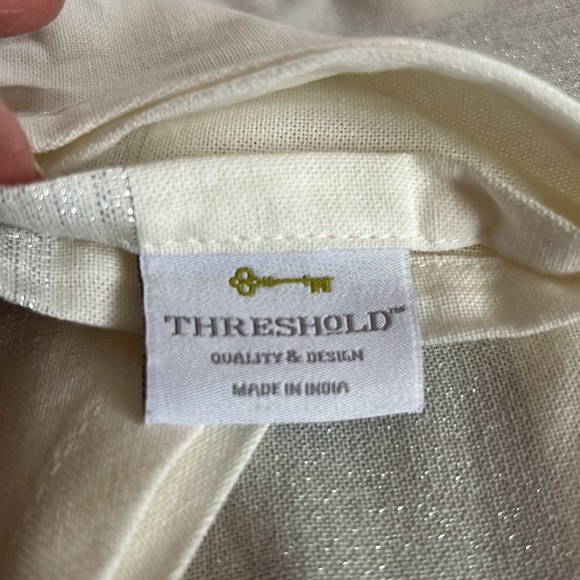 Shimmering Oval Tablecloth - Picture 3 of 5